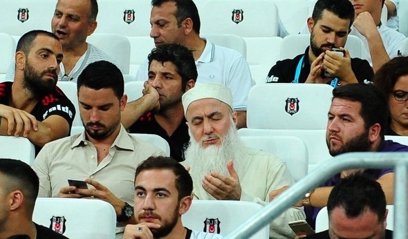 Tribünde babasından dualı destek 1