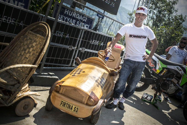 Formulaz tahta araba yarışlarında ilginç tabelalar 10