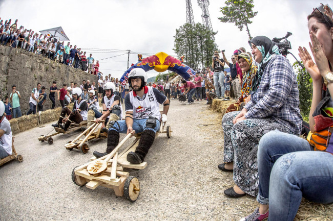 Formulaz tahta araba yarışlarında ilginç tabelalar 1