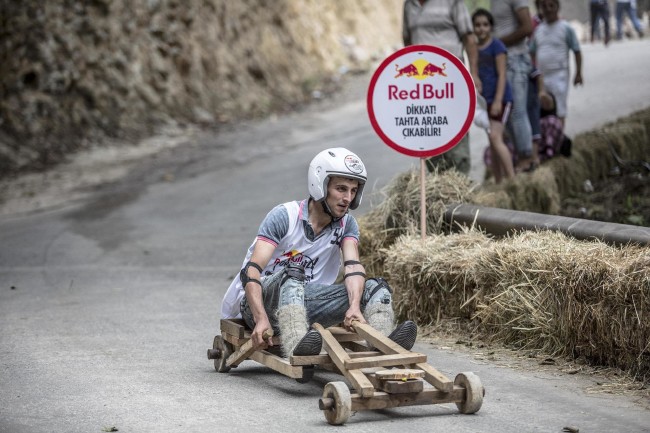 Formulaz tahta araba yarışlarında ilginç tabelalar 4