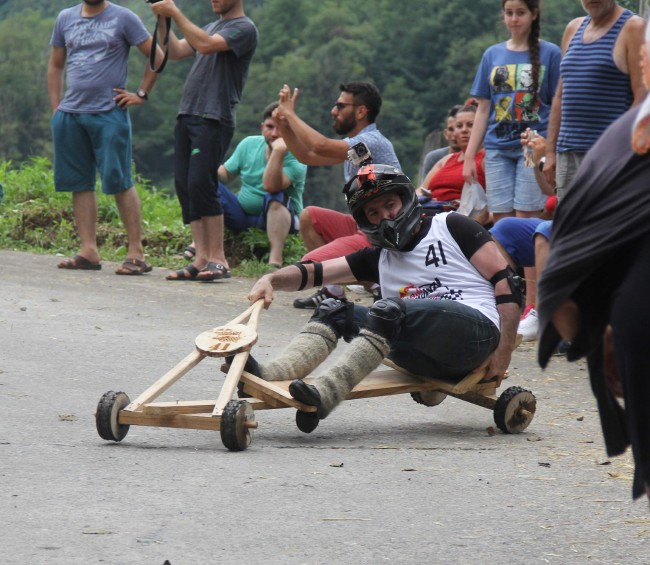 Formulaz tahta araba yarışlarında ilginç tabelalar 12