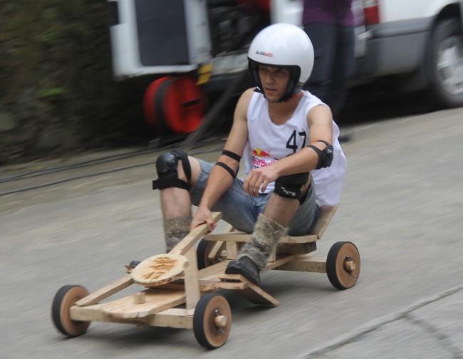 Formulaz tahta araba yarışlarında ilginç tabelalar 13