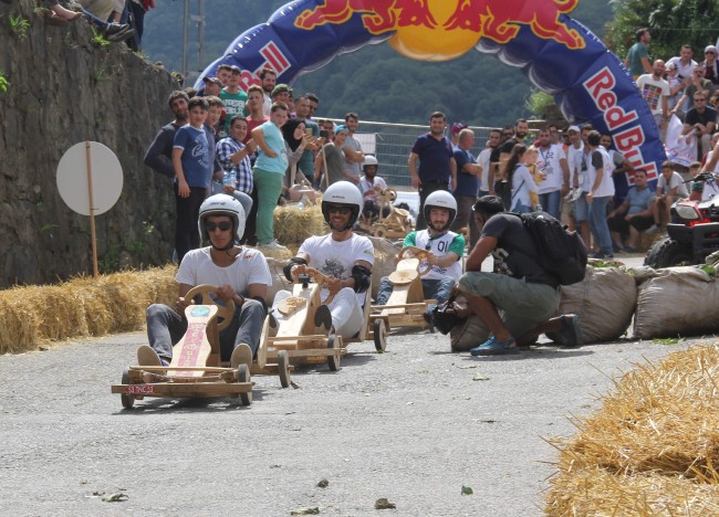 Formulaz tahta araba yarışlarında ilginç tabelalar 14