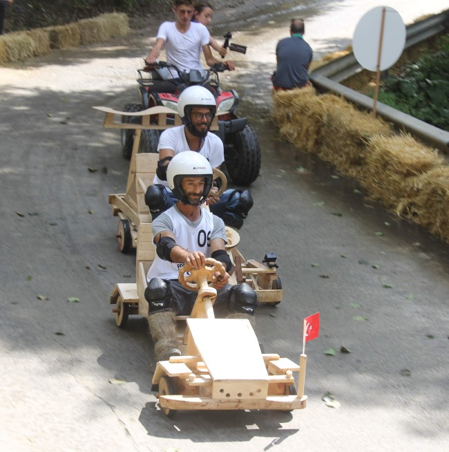 Formulaz tahta araba yarışlarında ilginç tabelalar 15