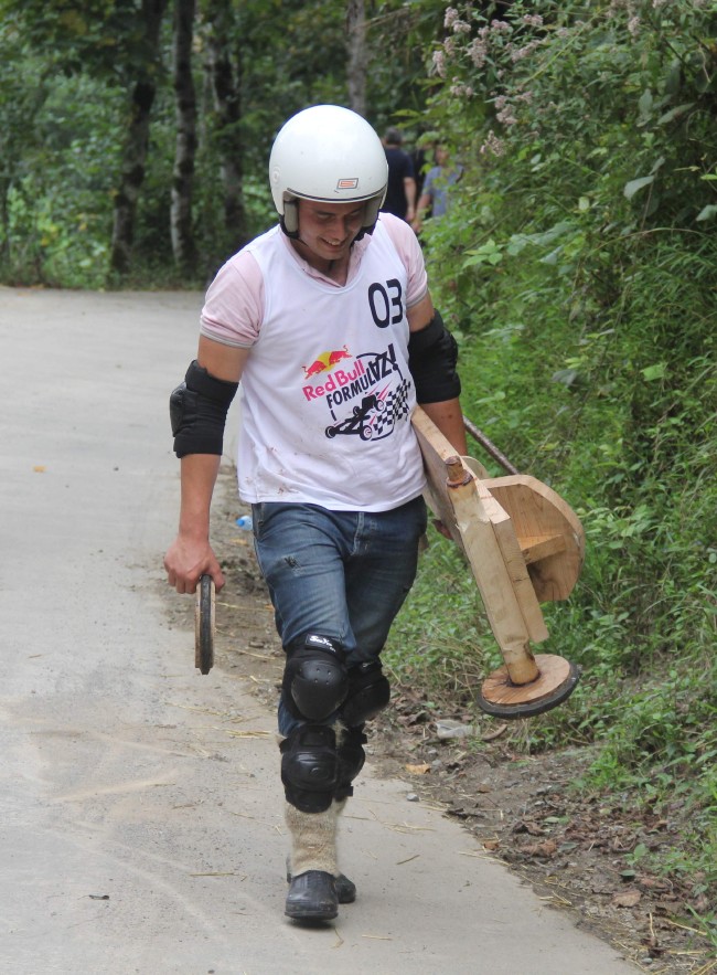 Formulaz tahta araba yarışlarında ilginç tabelalar 16