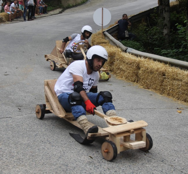 Formulaz tahta araba yarışlarında ilginç tabelalar 17