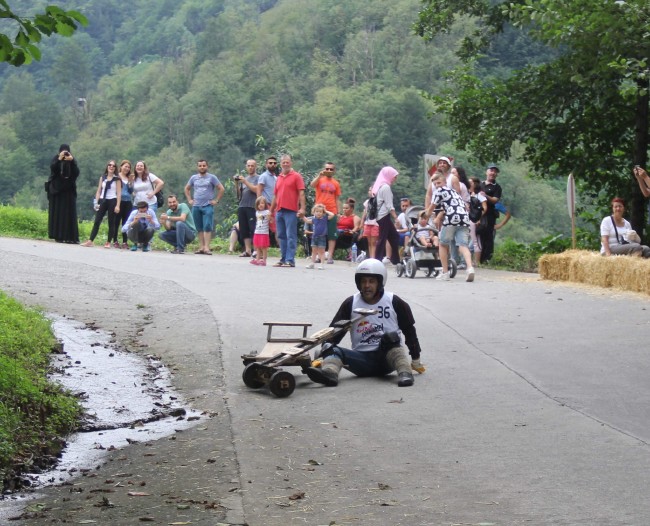 Formulaz tahta araba yarışlarında ilginç tabelalar 8