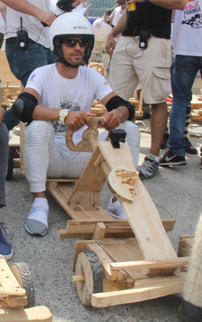 Formulaz tahta araba yarışlarında ilginç tabelalar 18