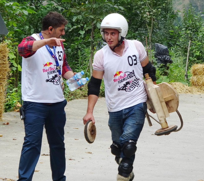 Formulaz tahta araba yarışlarında ilginç tabelalar 9