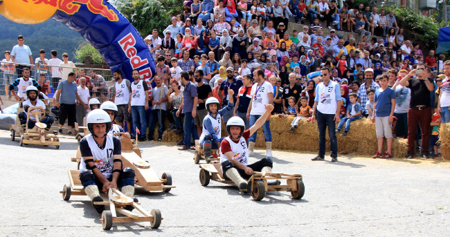 Formulaz tahta araba yarışlarında ilginç tabelalar 2