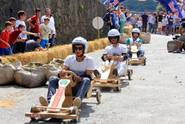 Formulaz tahta araba yarışlarında ilginç tabelalar 7