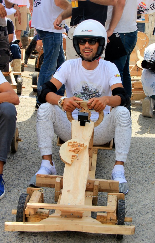 Formulaz tahta araba yarışlarında ilginç tabelalar 6