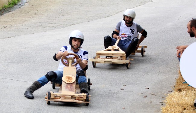 Formulaz tahta araba yarışlarında ilginç tabelalar 30