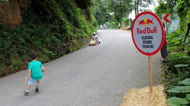 Formulaz tahta araba yarışlarında ilginç tabelalar 29