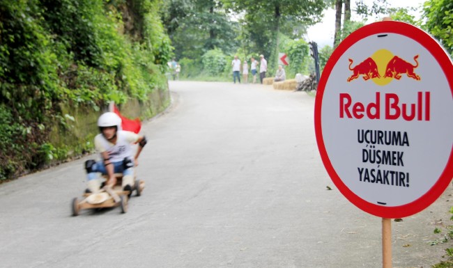 Formulaz tahta araba yarışlarında ilginç tabelalar 3