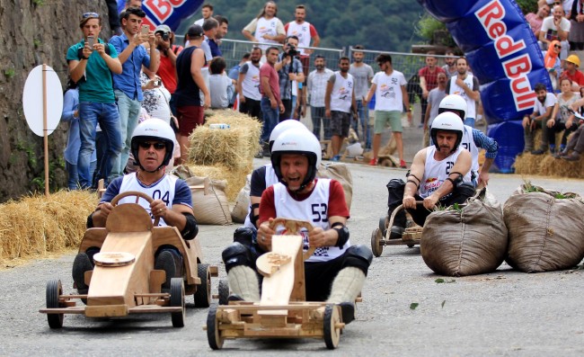 Formulaz tahta araba yarışlarında ilginç tabelalar 26