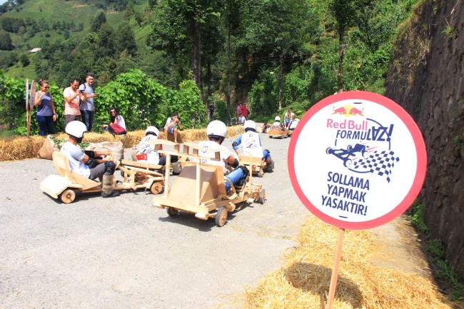 Formulaz tahta araba yarışlarında ilginç tabelalar 25