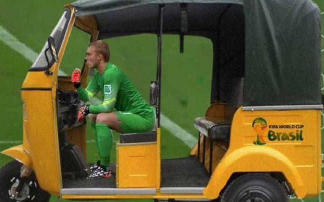 Kaleci Cillesen'in kalede oturuşu espiri konusu oldu 16