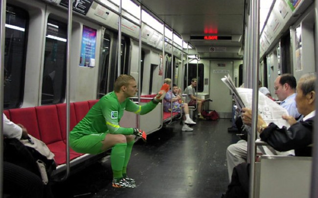 Kaleci Cillesen'in kalede oturuşu espiri konusu oldu 12