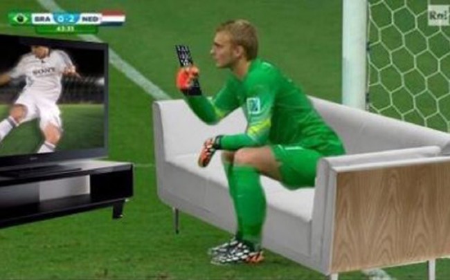 Kaleci Cillesen'in kalede oturuşu espiri konusu oldu 13