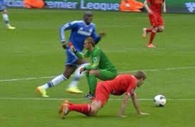 Kaleci Cillesen'in kalede oturuşu espiri konusu oldu 19