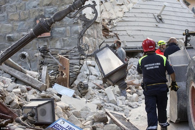 İtalya'da 6.2 büyüklüğünde deprem meydana geldi 25