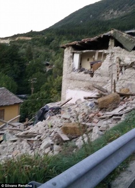 İtalya'da 6.2 büyüklüğünde deprem meydana geldi 11