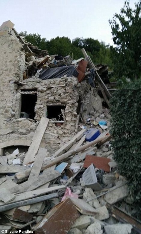 İtalya'da 6.2 büyüklüğünde deprem meydana geldi 12