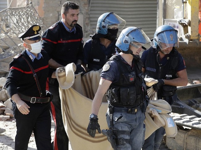 İtalya'da 6.2 büyüklüğünde deprem meydana geldi 3