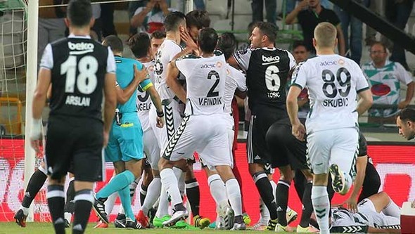 Konyaspor-Beşiktaş maçında saha karıştı! 1