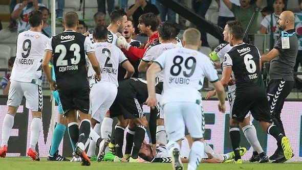 Konyaspor-Beşiktaş maçında saha karıştı! 2