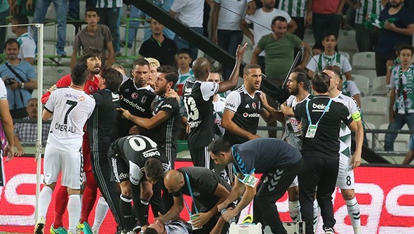 Konyaspor-Beşiktaş maçında saha karıştı! 3