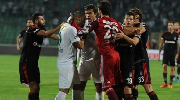 Konyaspor-Beşiktaş maçında saha karıştı! 4