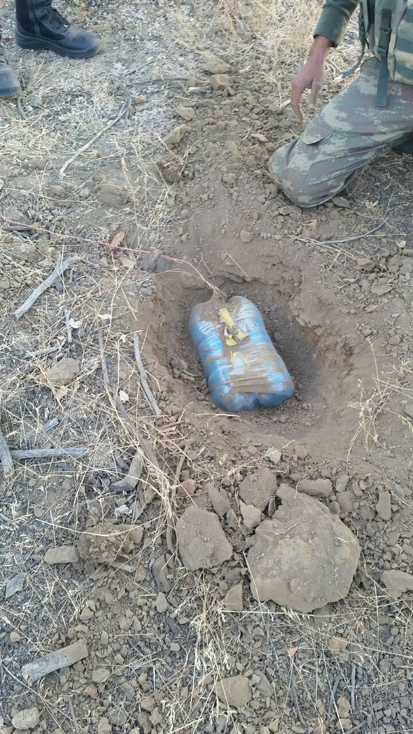 Askerler toprağa gömülü halde buldu, imha etti 8