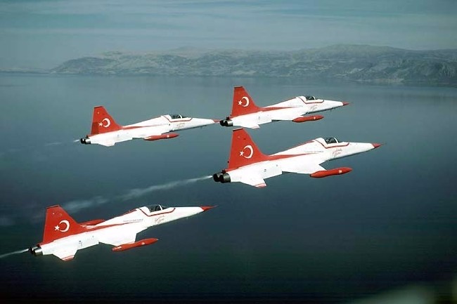 Uçaklar direk uçmak yerine neden eğri çizer? 10