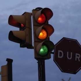 Uçaklar direk uçmak yerine neden eğri çizer? 8