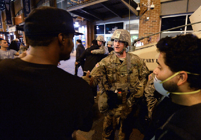 ABD'de asker sokağa indi 8