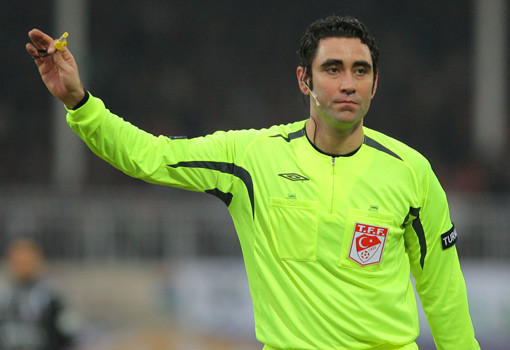 Derbinin hakemi hangi takımı tutuyor? 12