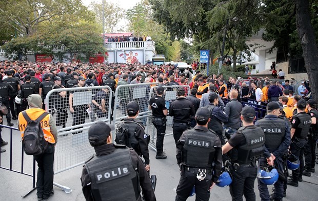 Dursun Özbek taraftarlarla Arena'ya gitti 10