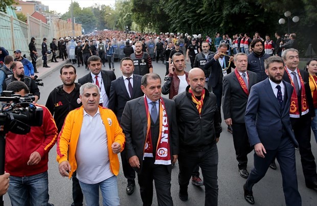 Dursun Özbek taraftarlarla Arena'ya gitti 6