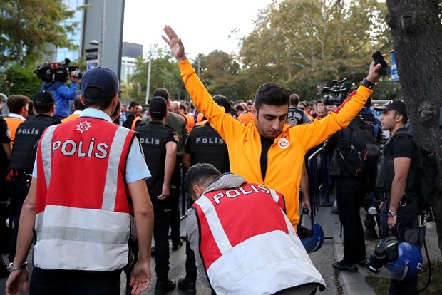 Dursun Özbek taraftarlarla Arena'ya gitti 13