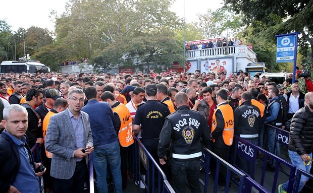 Dursun Özbek taraftarlarla Arena'ya gitti 15