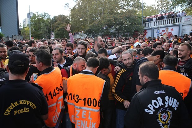 Dursun Özbek taraftarlarla Arena'ya gitti 16