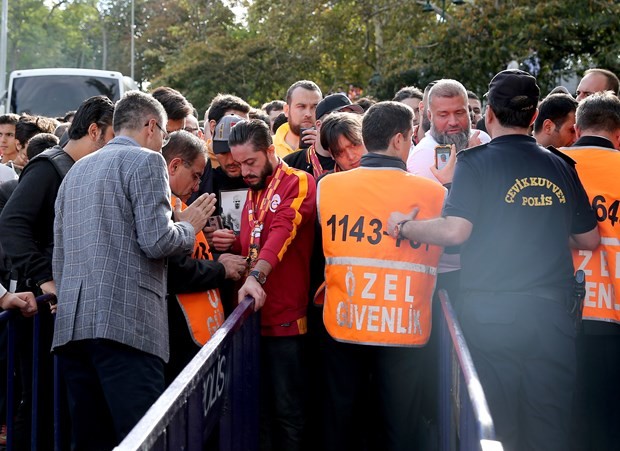 Dursun Özbek taraftarlarla Arena'ya gitti 17