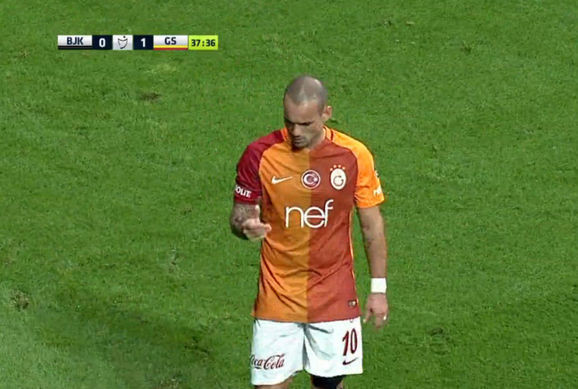 Sneijder kendisine atılan bozuk parayla 'yazı-tura' oynadı 1