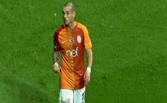 Sneijder kendisine atılan bozuk parayla 'yazı-tura' oynadı 2