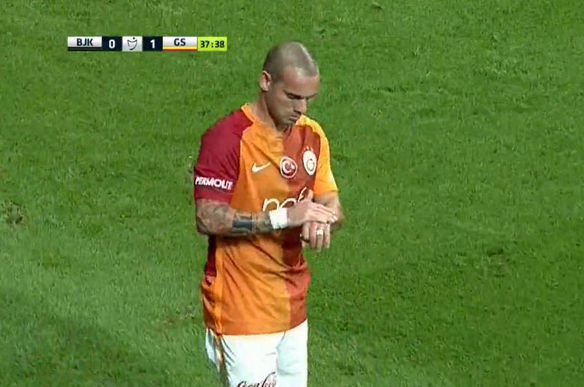 Sneijder kendisine atılan bozuk parayla 'yazı-tura' oynadı 3