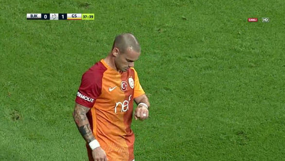 Sneijder kendisine atılan bozuk parayla 'yazı-tura' oynadı 4