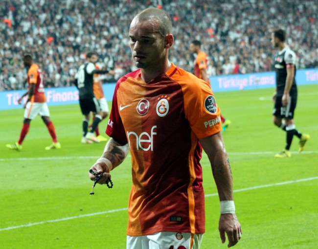 Sneijder kendisine atılan bozuk parayla 'yazı-tura' oynadı 5