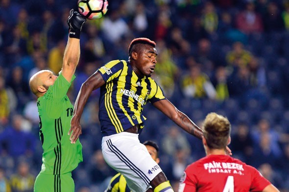 Emenike'nin yeni saç stili sosyal medyada olay oldu 7